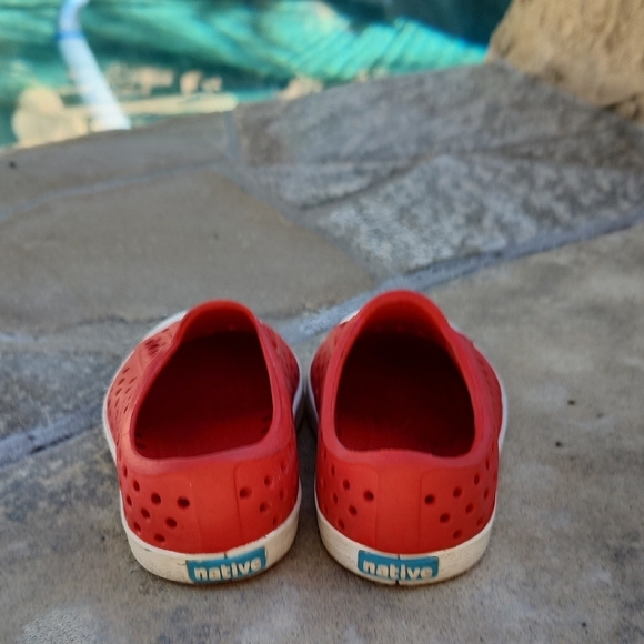 Native Jefferson Red Kids Slip-On Shoes Size 4 - Picture 4 of 8
